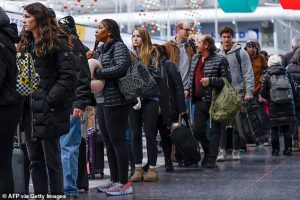 Major US airports are experiencing significant flight delays this Friday due to a combination of air traffic congestion and staffing shortages (STOCK)