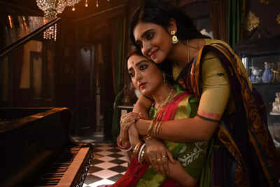 Director Joydeep Mukherjee presents Nishir Daak, a new horror thriller. The story unfolds in Sonamukhi village. Six PhD students research a forgotten singer. They uncover a centuries-old curse. Music and silence hold dark secrets. The series explores art, memory, and the unseen. It features a strong ensemble cast. Nishir Daak promises an unsettling experience.