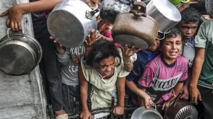 Displaced Palestinian children crowd a food kitchen set up by aid organisations at the Jabalia refugee camp in northern Gaza - | Photo- Mahmoud İssa/Anadolu