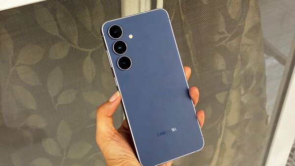 Samsung fans waiting for the Korean giant’s upcoming flagship series may experience excitement as well as disappointment. Several leaks and rumours are circulating in the tech world that hint at big changes coming to the non-foldable Galaxy smartphones.