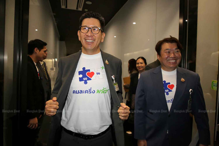 Finance Minister Ekniti Nitithanprapas (left)