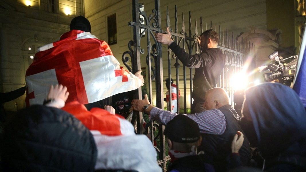 Protesters attempt to break into the presidential palace grounds during an opposition rally on the day of local elections in Tbilisi, Georgia October 4. (Photo: Reuters)