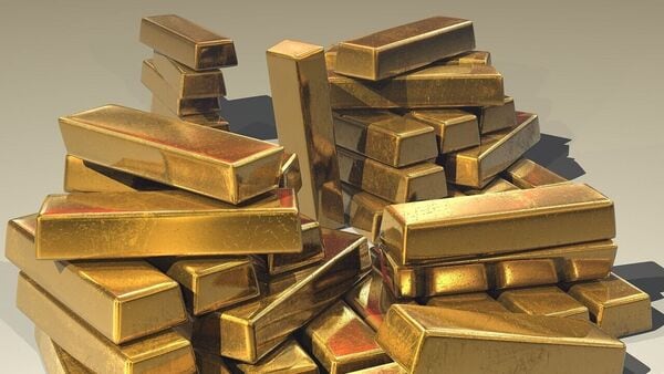 The share of gold in India's total reserves climbed to 14.7%, the highest since 1996-97, according to traders.