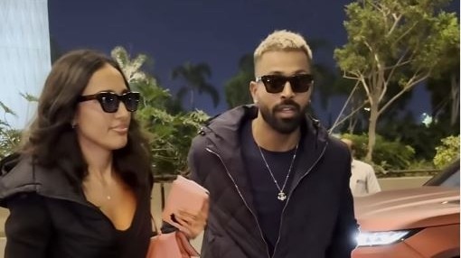 Hardik Pandya with Mahieka Sharma at Mumbai airport (Courtesy: Screengrab from viralbhyani/Instagram)