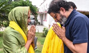 Prashant Kishor welcomes former Govindganj MLA Meena Dwivedi to Jan Suraaj. The yellow scarf has become a visible symbol of the party, along with its flags. (PTI Image)