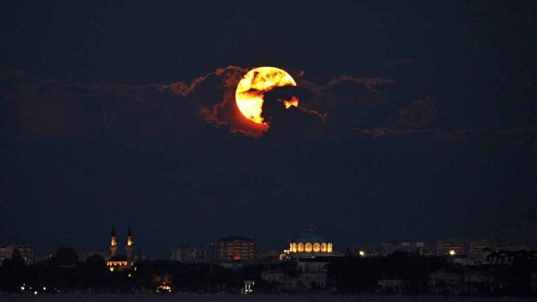 A view shows the full moon, known as the Hunter's moon, over the Juma-Jami Mosque and the Saint Nicholas cathedral. (Photo: Reuters)