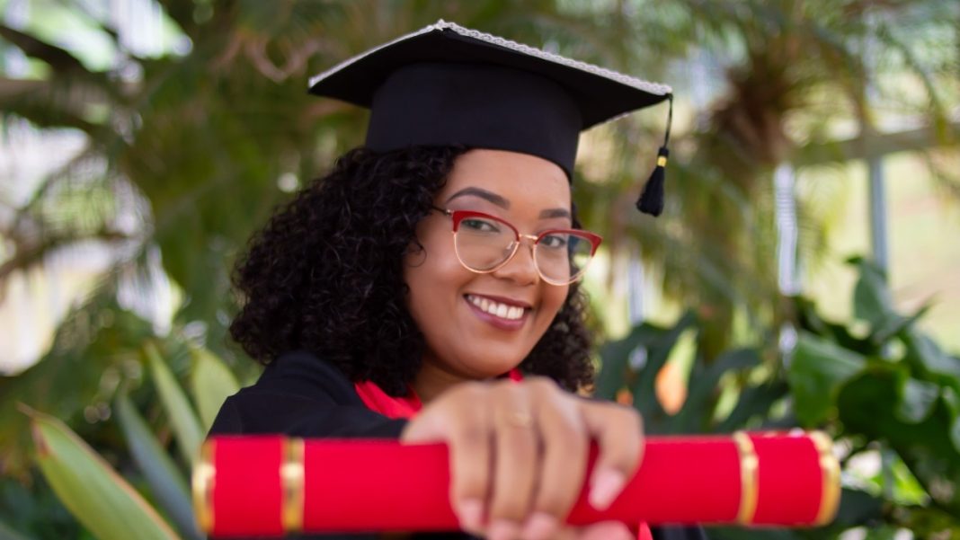 Applications are open till December 30, 2025, through the CAPES portal.