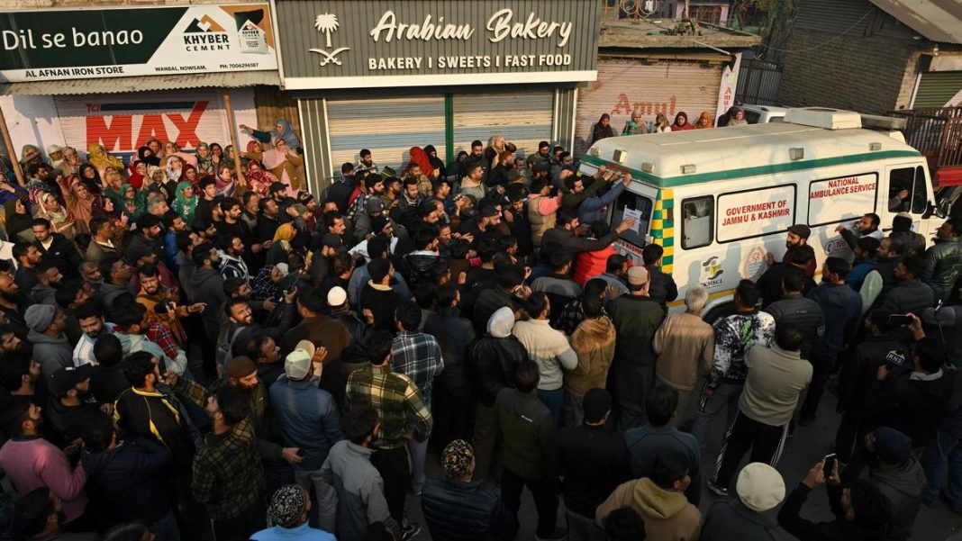 People carry the body of tailor Mohammad Shafi Parray inside ambulance. He was among nine people who lost their lives in the Nowgam Police station blast in Srinagar on Saturday, 15, November 2025. | Photo Credit: IMRAN NISSAR