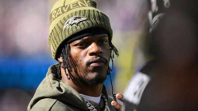 The Baltimore Ravens faced a hundred thousand dollar fine from the NFL. This was for incorrectly listing quarterback Lamar Jackson's injury status before a game. Coach John Harbaugh called it an unintentional mistake. Despite this, Lamar Jackson later delivered a strong performance against the Miami Dolphins. He led the Ravens to a significant victory.