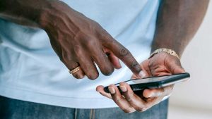 AI-generated messages make these scams harder to spot, mimicking airline alerts so well that even frequent flyers can be fooled during busy travel seasons. (Kurt "CyberGuy" Knutsson)