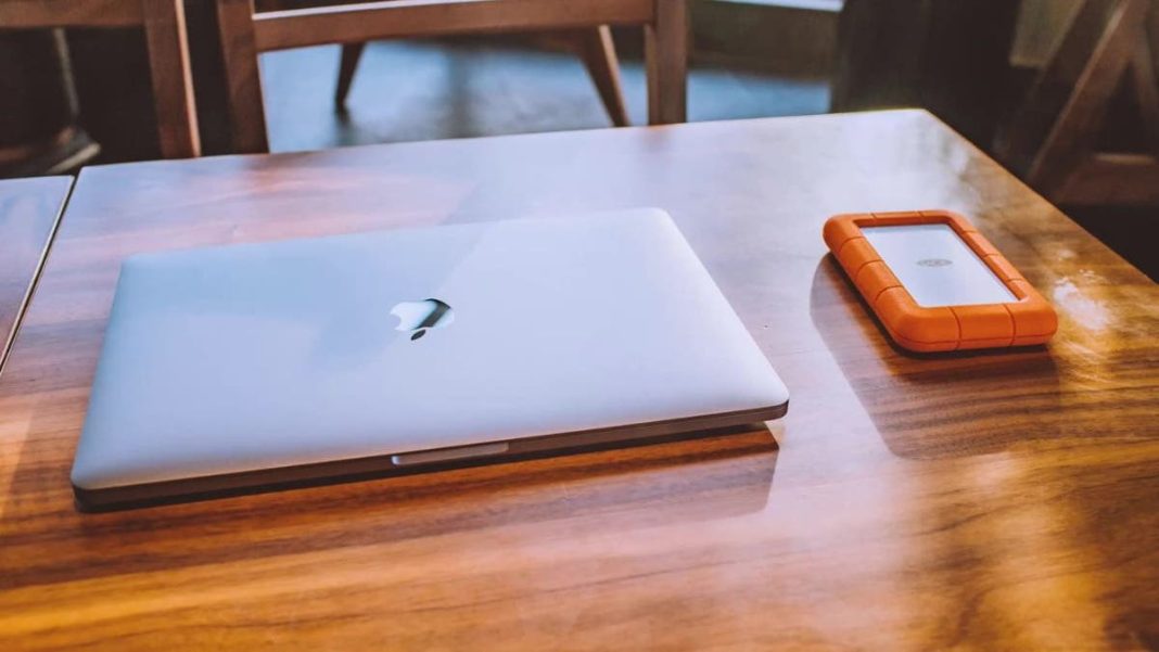 A passkey on your Mac replaces passwords with a faster, more secure way to sign in.