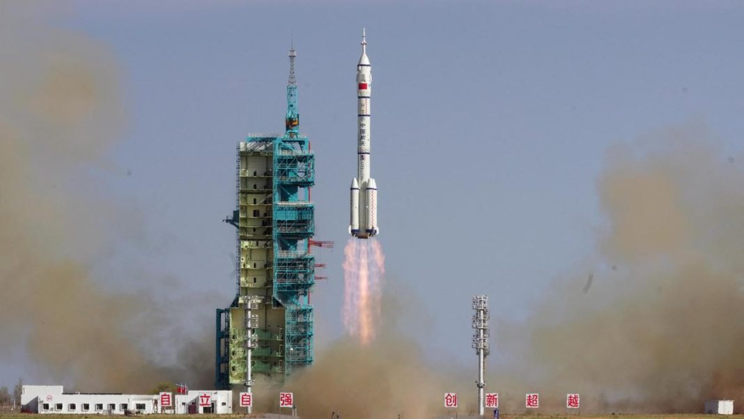 A Long March-2F rocket carrying the Shenzhou-20 spacecraft takes off from the Jiuquan Satellite Launch Center for a crewed mission to China's Tiangong space station, near Jiuquan, Gansu province, China April 24, 2025. Photo: China Daily via Reuters