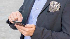 Staying calm and verifying through official airline apps or websites is the safest way to protect your money and personal information before you take action. (Kurt "CyberGuy" Knutsson)