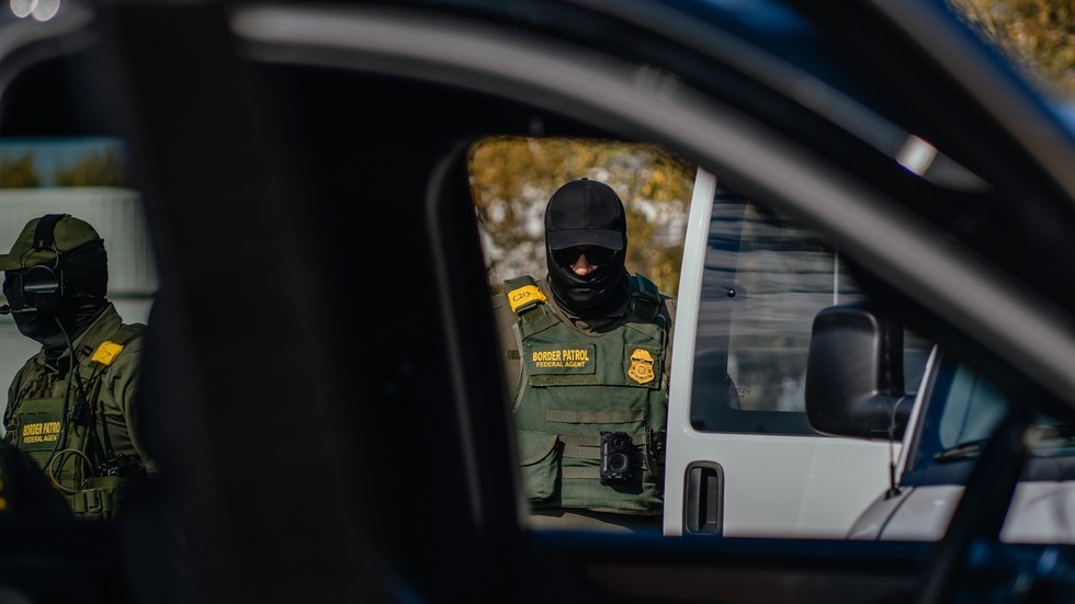 FILE PHOTO: US federal agents during an immigration raid in 2025. ©  Jamie Kelter Davis / Getty Images