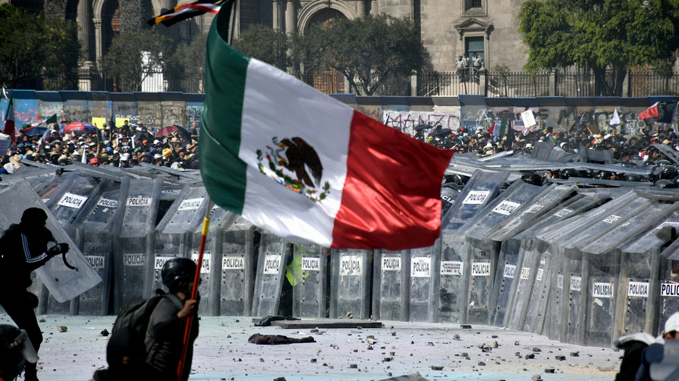 A protester waves a Mexican flag during a demonstration on November 15, 2025, in Mexico City, Mexico. ©  Johana Remigio / Obturador MX / Getty Images