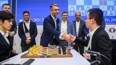 Abhinav Bindra greeting GM Wei Yi at the finals of the FIDE World Cup (Picture credit: Michal Walusza/FIDE)