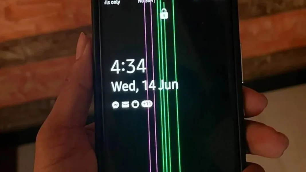 Several Samsung smartphone users are reporting green line issues