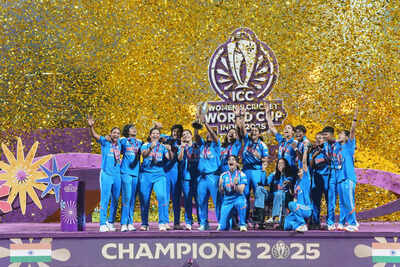 Indian players celebrate with the trophy after their win over South Africa (AP Photo/Rafiq Maqbool)