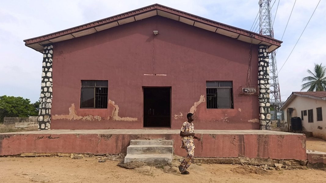 Parents rushed to the school in Niger state, to the west of the capital Abuja, after hearing that some children were free. (Photo: Reuters)