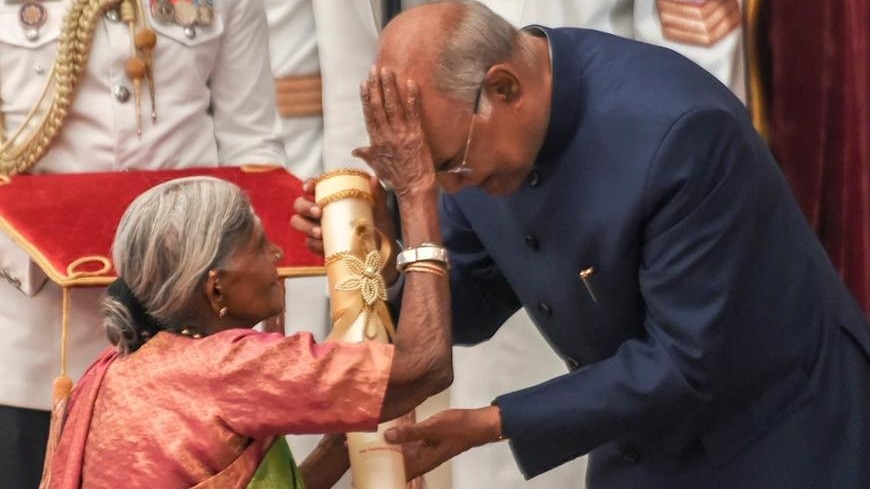 Saalumarada Thimmakka blesses the then president Ram Nath Kovind. (Photo: FB/Ram Nath Kovind)