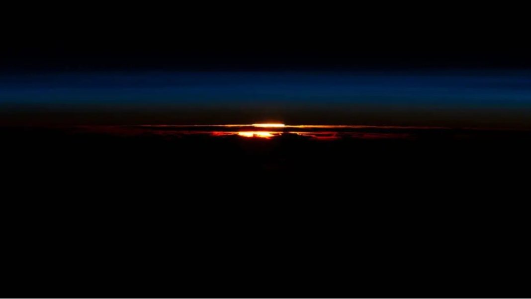 The last rays of an orbital sunset begin fading in Earth's atmosphere (Photo: NASA)