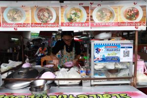 Business sector hopes that the second phase of Khon La Khrueng Plus programme will be approved before dissolving the parliament. (photo : Somchai Poomlard)