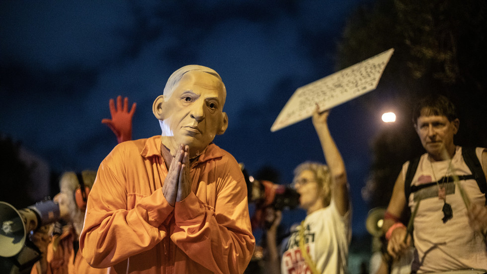 Protesters gather in Tel Aviv to protest Israeli PM Benjamin Netanyahu's request for a presidential pardon on November 30, 2025. ©  Getty Images / Anadolu / Mostafa Alkharouf