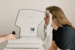 Doctor checking the eyesight of a female patient using a vision screening device. (Photo: Pexels)