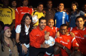 Bipasha Basu and John Abraham promoting their film Goal in Ansal Plaza in 2007. (Photo: Getty Images)