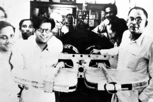 Meghnad Saha with his assistants in front of the magnet of the cyclotron at the Institute of Nuclear Physics | Front row (L to R): Dr AP Patro, Dr BD Nagchaudhari, BM Banerjee (only part of his face is visible) and Prof MN Saha (before 1950) (Photo: Wikimedia Commons)