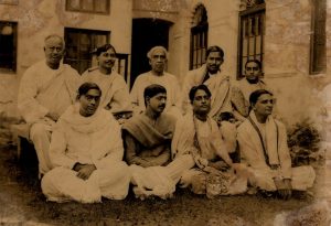 Jagdish Chandra Bose with his students in 1928 | Front row (L to R): Nikhil Ranjan Sen, Jnanendra Nath Mukherjee, Satyendranath Bose, Debendra Mohan Bose | Back row (L to R): NC Nag, Jnan Chandra Ghosh, Jagadish Chandra Bose, Meghnad Saha, Snehamoy Dutt (Photo: Wikimedia Commons)