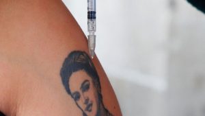 A nurse gives a measles vaccine to a woman with a Frida Kahlo tattoo (Photo: Reuters)