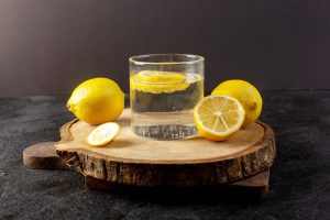 Lemon water boosts digestion. (Freepik)