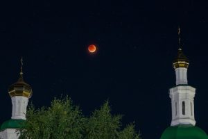 A Blood Moon rises over a church during a total lunar eclipse. (Photo: Reuters)