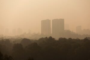 Smog shroud Building as air pollution persists in Mumbai, India. (Photo: Reuters)