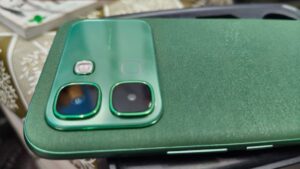 The Infinix Note Edge 5G features a 50MP primary rear camera and a 13MP front-facing camera. (Ijaj Khan - HT)