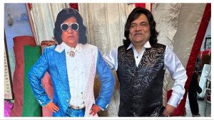 Swanand Kirkire during the shoot of Bandwaale, with a cut-out of his character, Robo Kumar.