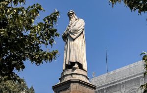 A statue of Leonardo da Vinci beside trees in Milan, Italy. (Photo: Pexels)