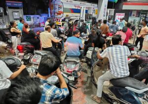 People queue up at a fuel station in Navi Mumbai, India, on Thursday, March 26, 2026. (Bachchan Kumar/HT Photo)