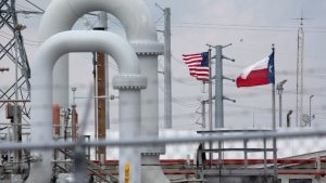 A maze of crude oil pipe and equipment is seen with the American and Texas flags flying in the background during a tour by the Department of Energy at the Strategic Petroleum Reserve in Freeport, Texas on June 9, 2016. (Photo: Reuters)