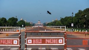 A clear sunny sky over the India Gate as Delhi temperatures stay appreciably above normal. (File Photo)