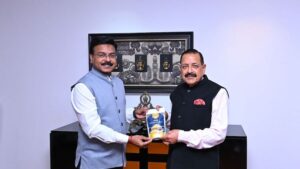 Dr C. Anandharamakrishnan, Director of CSIR-NIIST, presents a packet of CSIR Designer Rice to Dr Jitendra Singh. (Photo: Special arrangement/Dr Anandharamakrishnan)