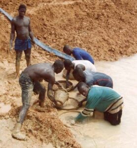 Diamond miners panning in Kono District in Sierra Leone (Photo: Wikimedia Commons)
