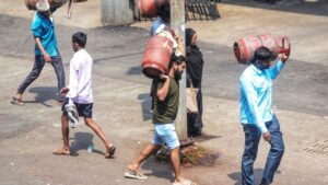 LPG deliveries are facing delays of 7–14 days, with households advised booking gaps of 25–45 days to curb demand. (Photo: PTI)