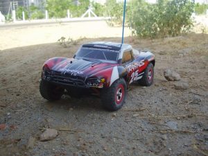 The Traxxas Slash 4WD 1/16 short course truck draws power from the robust 12T 550 Titan motor and came equipped with a horizontal suspension setup featuring oil-filled shocks, all mounted on a flat, impact-ready chassis designed to take a beating.