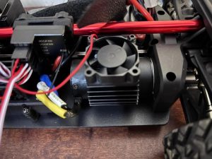 The 14211 is powered by a 2852 brushless motor paired with a 45A ESC, both fitted with cooling fans to help prevent overheating.