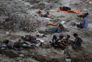 People rest on the Yamuna river bed under a bridge during a heatwave in New Delhi in 2024. (Photo: Reuters)