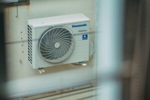 Air conditioner unit mounted outdoors on a building wall. (Photo: Pexels)