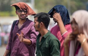 People cover themselves amid heat in Mumbai, Maharashtra. (Photo: PTI)